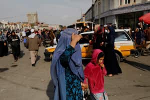 Una mujer afgana y una niña caminan por una calle en Kabul, Afganistán, el 9 de noviembre de 2022. 
