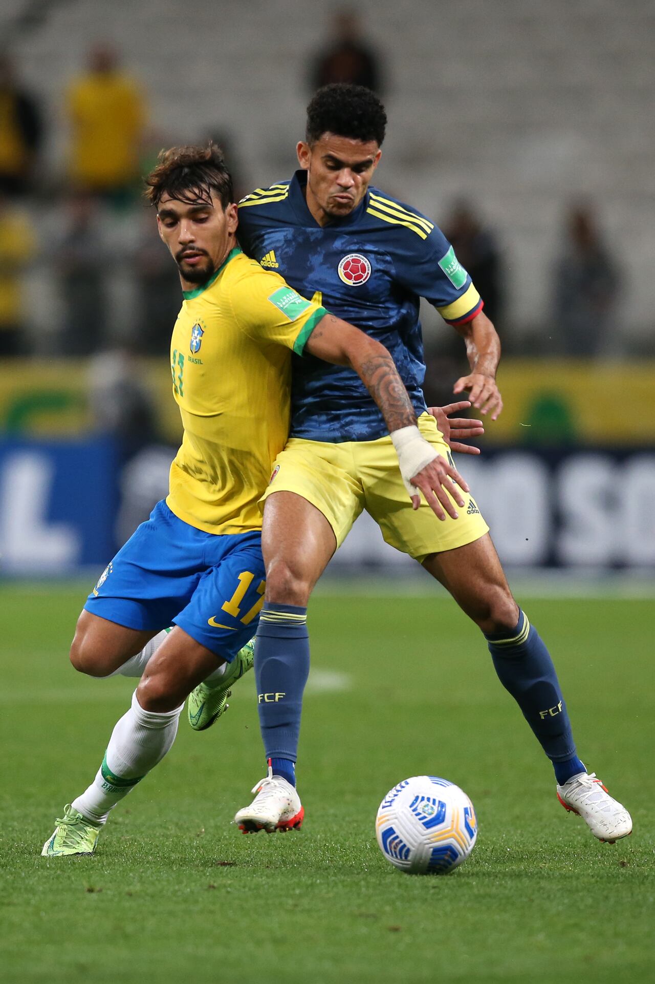 SAO PAULO, BRAZIL - NOVEMBER 11: Lucas Paquetá of Brazil fights for the ball with Luis Diaz of Colombia during a match between Brazil and Colombia as part of FIFA World Cup Qatar 2022 Qualifiers at Neo Quimica Arena on November 11, 2021 in Sao Paulo, Brazil. (Photo by Alexandre Schneider/Getty Images)