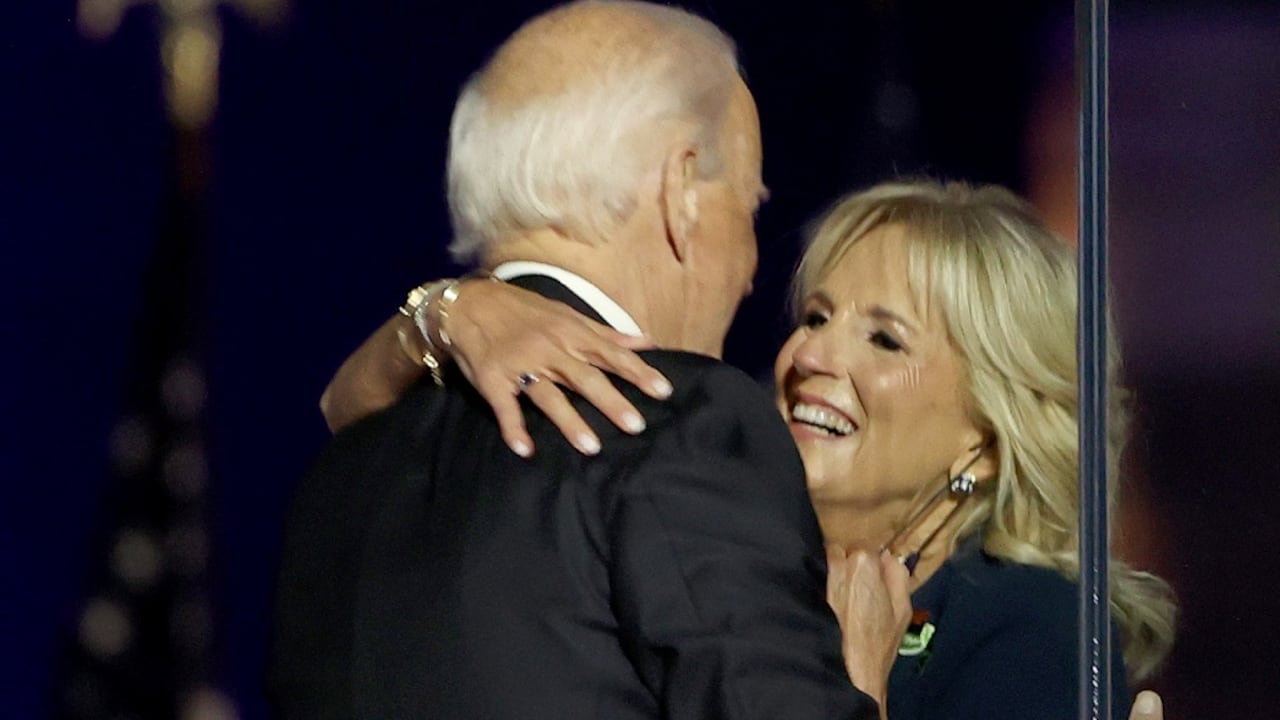 El presidente electo de Estados Unidos, Joe Biden, abraza a su esposa, Jill Biden, durante su discurso de victoria en Wilmington, Delaware