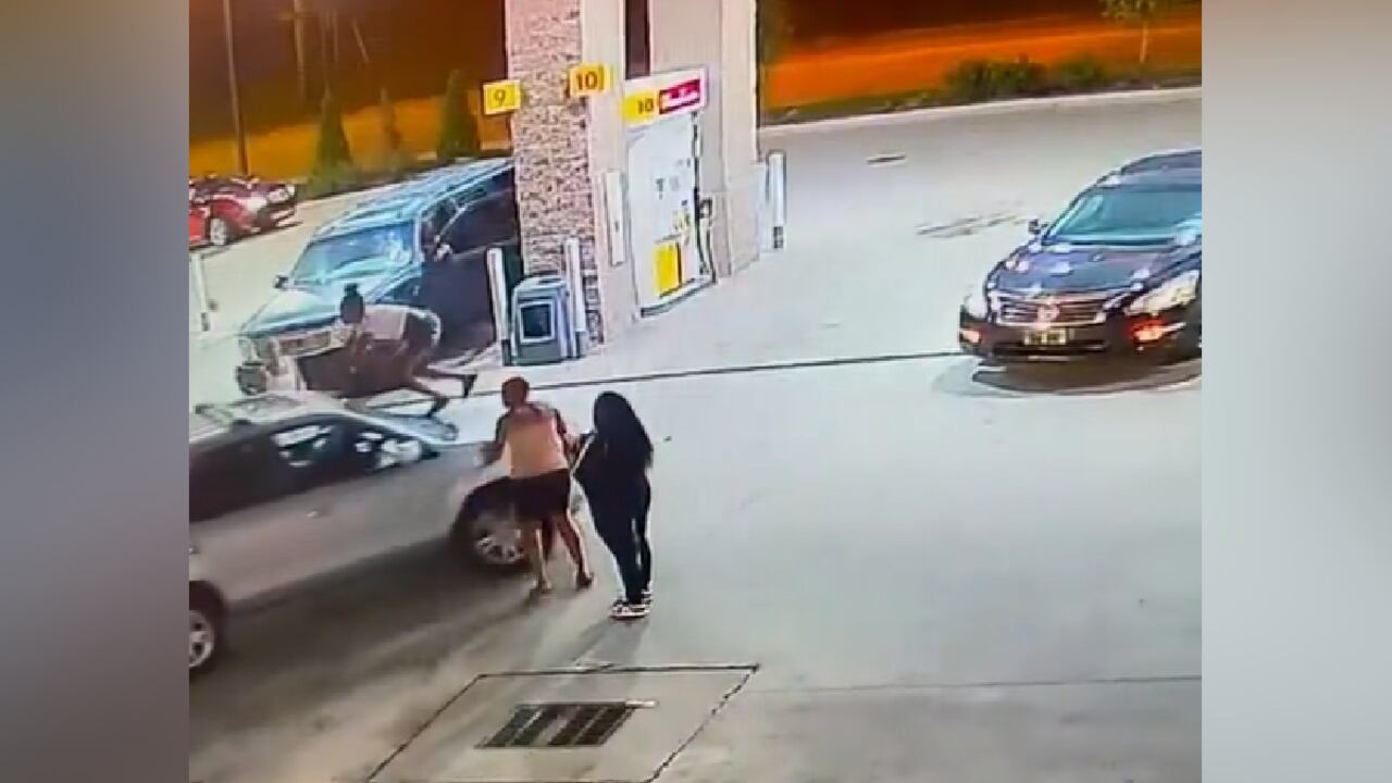 La mujer decidió saltar sobre el carro, en lugar de esquivarlo , en medio de un inminente intento de homicidio.