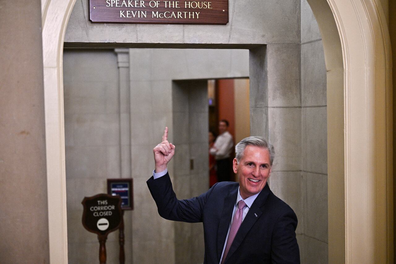 El nuevo presidente de la Cámara de Representantes de los Estados Unidos, Kevin McCarthy (R-CA), señala la placa de su nueva oficina montada sobre la puerta de la oficina del Portavoz después de ser elegido el próximo Presidente de la Cámara de Representantes de los Estados Unidos en una 15ª ronda de votaciones