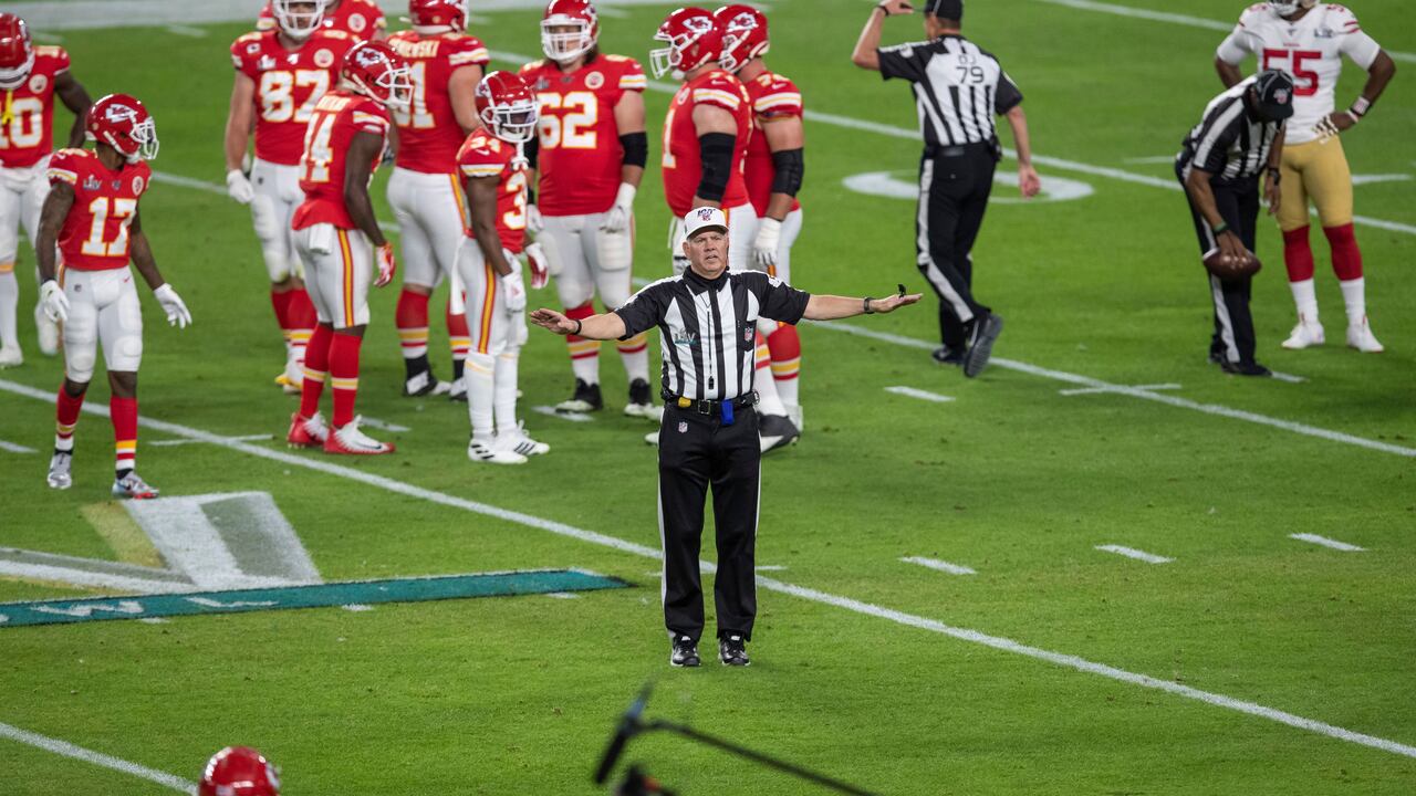 ARCHIVO - Foto del 2 de febrero del 2020, el árbitro Bill Vinovich anuncia una penalización durate el Super Bowl entre los 49ers de San Francisco y los Chiefs de Kansas City.