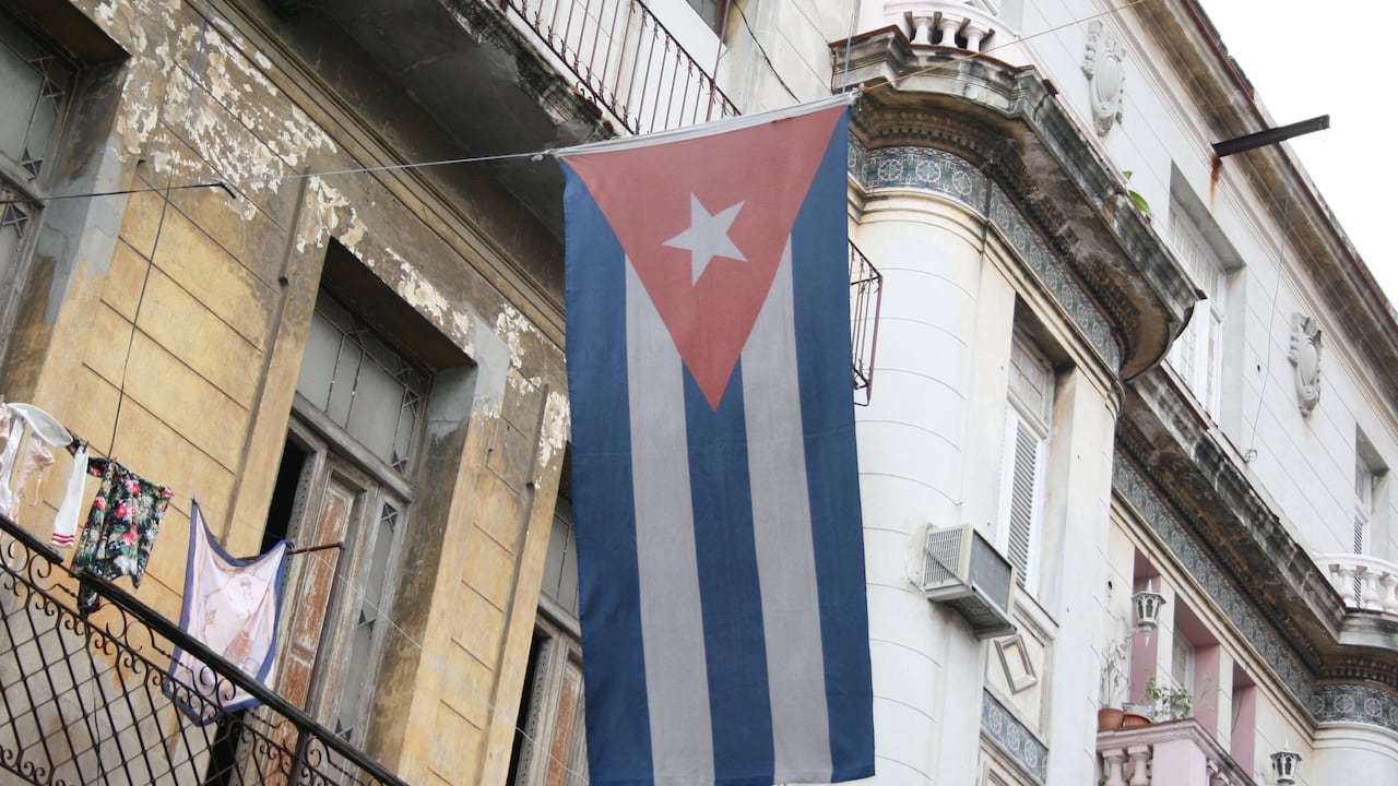 La bandera cubana en una calle de La Habana (Cuba)