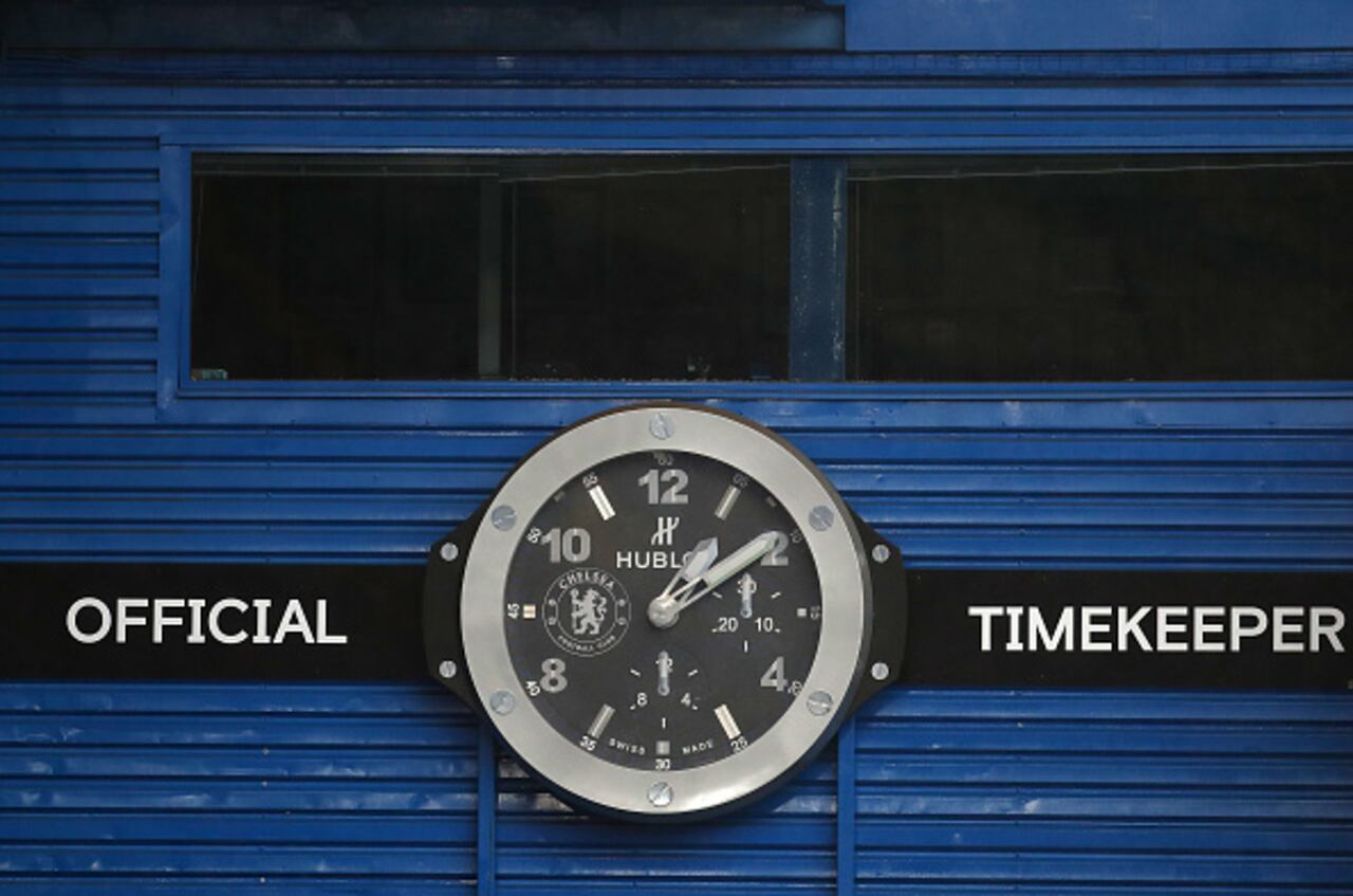Vista detallada del reloj Hublot 'Official Timekeeper' dentro del estadio durante el partido de la Cuarta Ronda de la Copa FA .