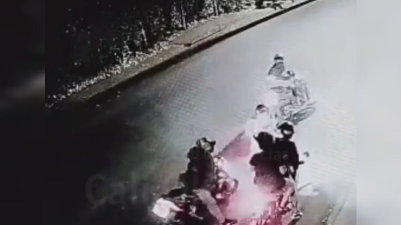Impresionante video: en gavilla y en dos motos, tres ladrones interceptaron a una pareja en Cali y le robaron todo.