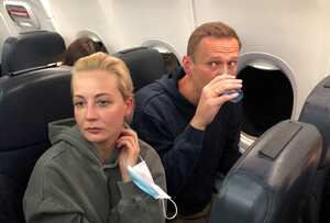 El líder de la oposición rusa Alexei Navalny y su esposa Yulia Navalnaya son vistos a bordo de un avión durante un vuelo de Berlín a Moscú, el 17 de enero de 2021.