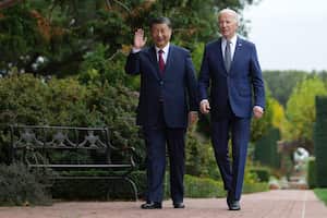 El presidente estadounidense Joe Biden y su homólogo chino Xi Jinping caminan en los jardines de la finca Filoli, el miércoles 15 de noviembre de 2023, en Woodside, California. (Doug Mills/The New York Times vía AP, foto compartida)