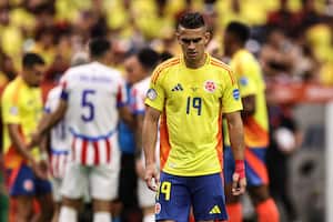 Rafael Santos Borré salió tocado del partido ante Paraguay