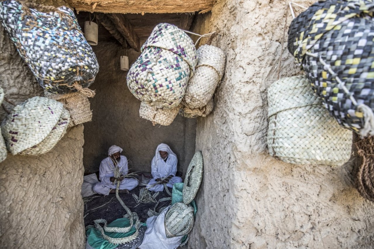 Trabajadores tradicionales de cestas de palma en Siwa. Foto: Khaled Desouki / AFP