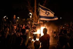 234 / 5.000
La gente protesta contra el gobierno del primer ministro israelí Benjamin Netanyahu y pide la liberación de los rehenes retenidos en la Franja de Gaza por el grupo militante Hamas, en Tel Aviv, Israel, el sábado 22 de junio de 2024. (Foto AP/Leo Correa)