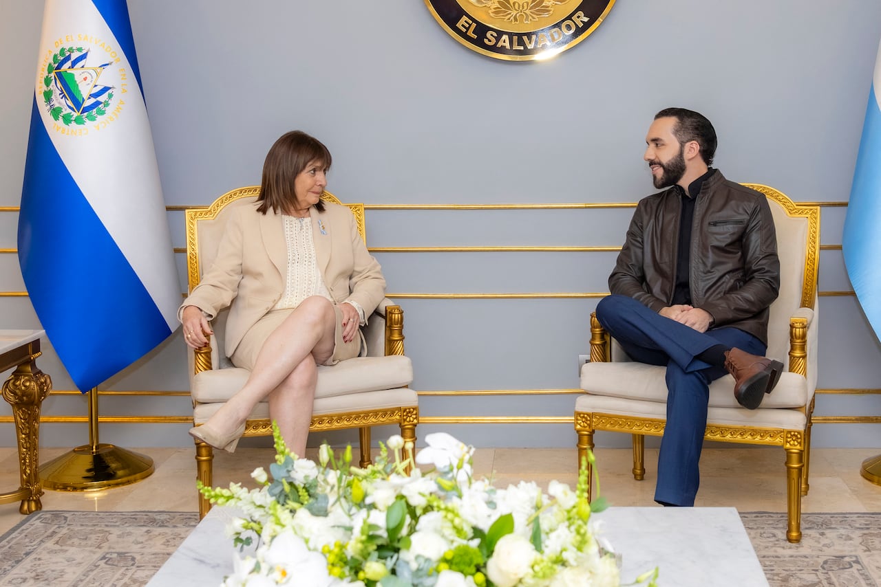 El Salvador, Nayib Bukele (C-derecha), hablando con la ministra de Seguridad de Argentina, Patricia Bullrich, durante una reunión en la casa presidencial de San Salvador el 18 de junio de 2024. La ministra de Seguridad de Argentina, Patricia Bullrich, es en una visita de cuatro días a El Salvador para conocer la estrategia del presidente Nayib Bukele para enfrentar a las pandillas. (Foto por Folleto / OFICINA DE PRENSA DE LA PRESIDENCIA DE EL SALVADOR / AFP) / RESTRINGIDO A USO EDITORIAL - CRÉDITO OBLIGATORIO "FOTO AFP / OFICINA DE PRENSA DE LA PRESIDENCIA DE EL SALVADOR"