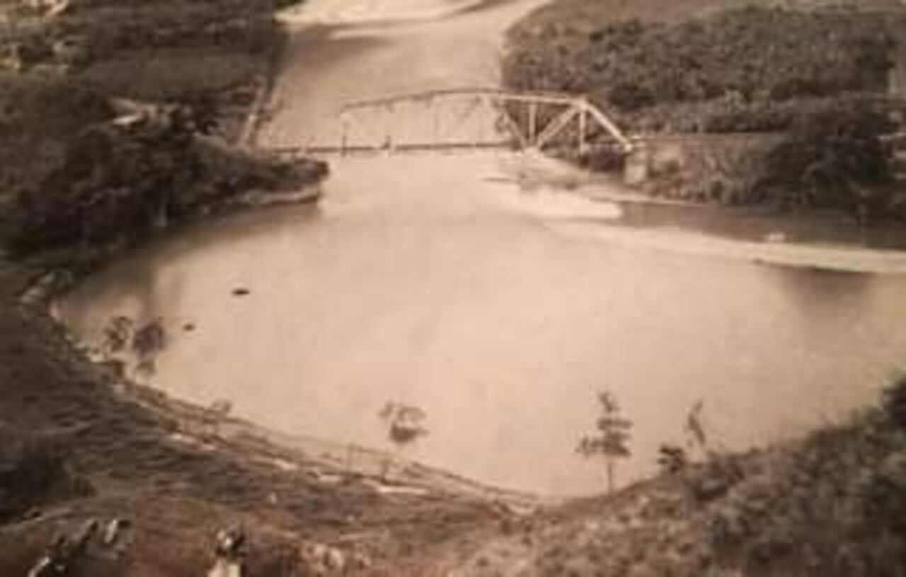 El puente vehicular 'La Vieja' en el corredor Calarcá - La Paila, fue construido en 1984