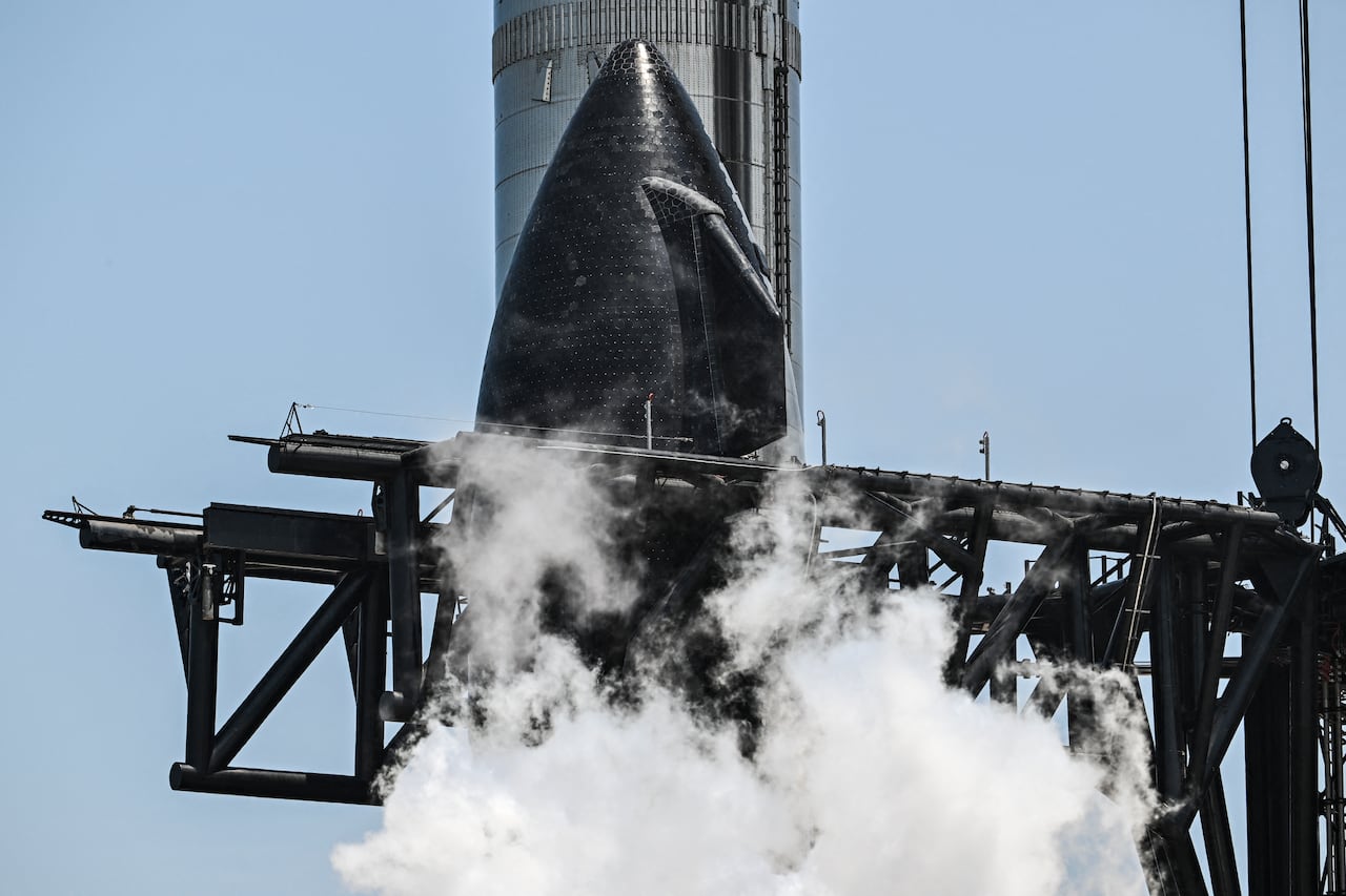 Se ve el SpaceX Starship cerca de la plataforma de lanzamiento antes de su cuarta prueba de vuelo desde Starbase en Boca Chica, Texas, el 4 de junio de 2024.
