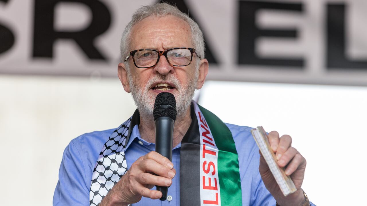 Jeremy Corbyn, miembro del Parlamento por Islington North, se dirige a decenas de miles de manifestantes pro palestinos en una manifestación en Whitehall para conmemorar el 76º aniversario de la Nakba el 18 de mayo de 2024 en Londres, Reino Unido.