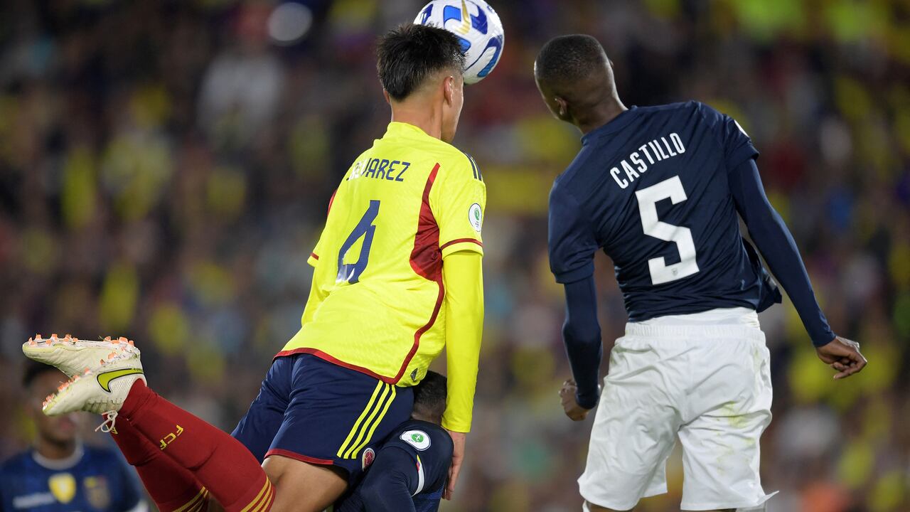 Álvarez defendiendo un esférico en duelo entre Colombia y Ecuador.