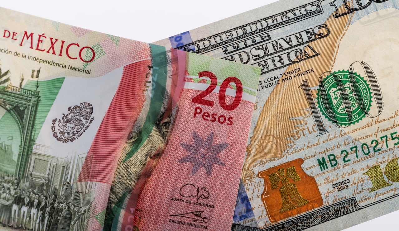 Pesos mexicanos y dólares americanos