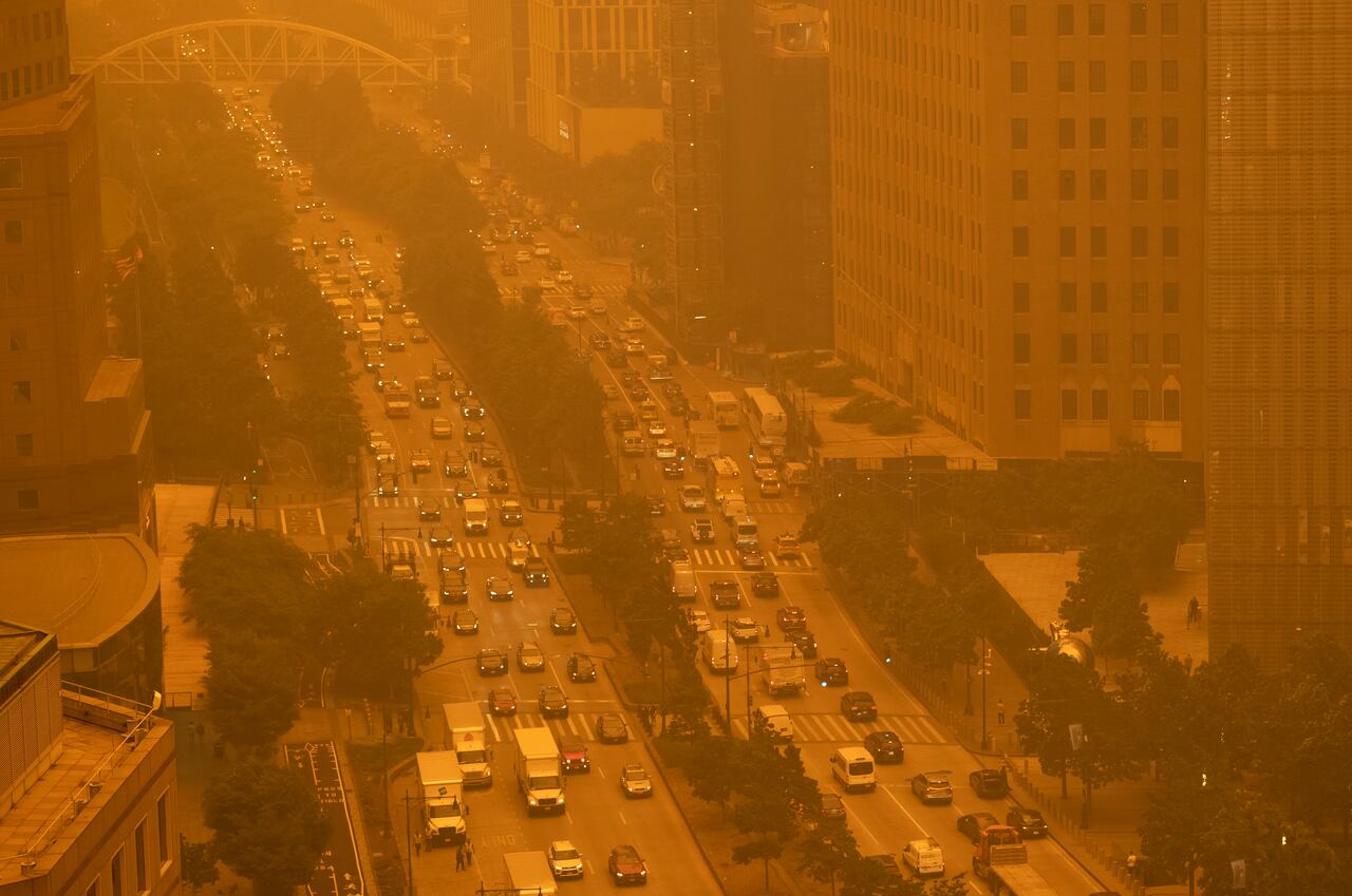 El tráfico se mueve el miércoles 7 de junio de 2023 en Nueva York, en medio de la neblina humeante de los incendios forestales en Canadá.