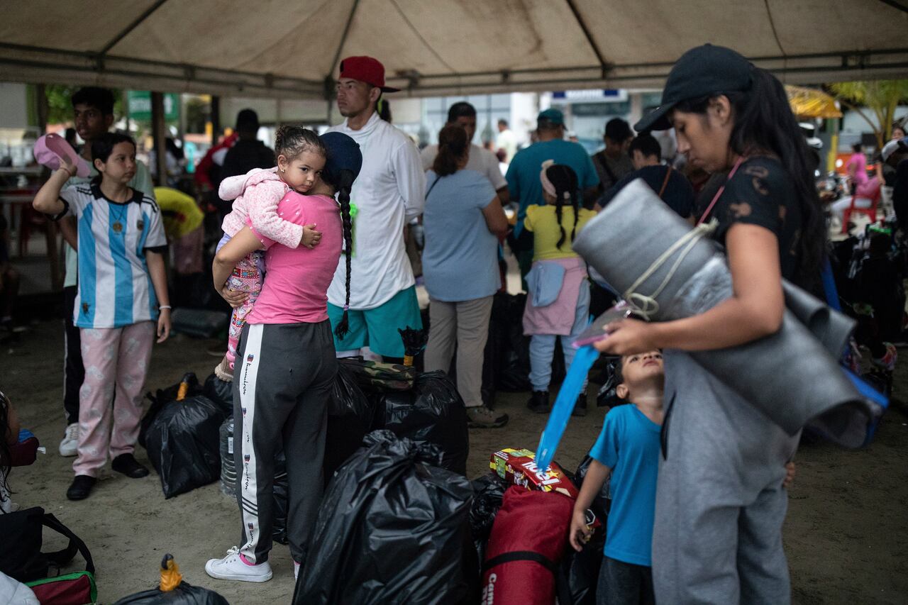 La mayor parte de ese flujo migratorio proviene de Venezuela y de otros países latinoamericanos como Ecuador, Colombia y Haití. Panamá y Costa Rica, cuyos presidentes se reunieron en Darién el fin de semana para abordar la crisis migratoria, han insistido en que se quedan sin recursos para atender a los migrantes y claman por ayuda internacional para encarar el enorme desafío.