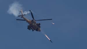 Un helicóptero Apache militar israelí dispara misiles hacia Gaza, en medio del conflicto en curso entre Israel y el grupo islamista palestino Hamas, visto desde el sur de Israel, el 14 de mayo de 2024.