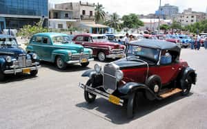Un auto Ford de 1930 participa en el desfile y competencia de autos clásicos efectuado en los alrededores del hotel Melía Cohiba, en La Habana.