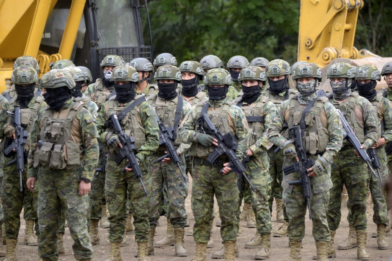 Soldados asisten a la inauguración de la construcción de una prisión de máxima seguridad para 800 presos en la ciudad costera de Santa Elena, Ecuador, el 21 de junio de 2024. (Foto de Gerardo MENOSCAL / AFP)