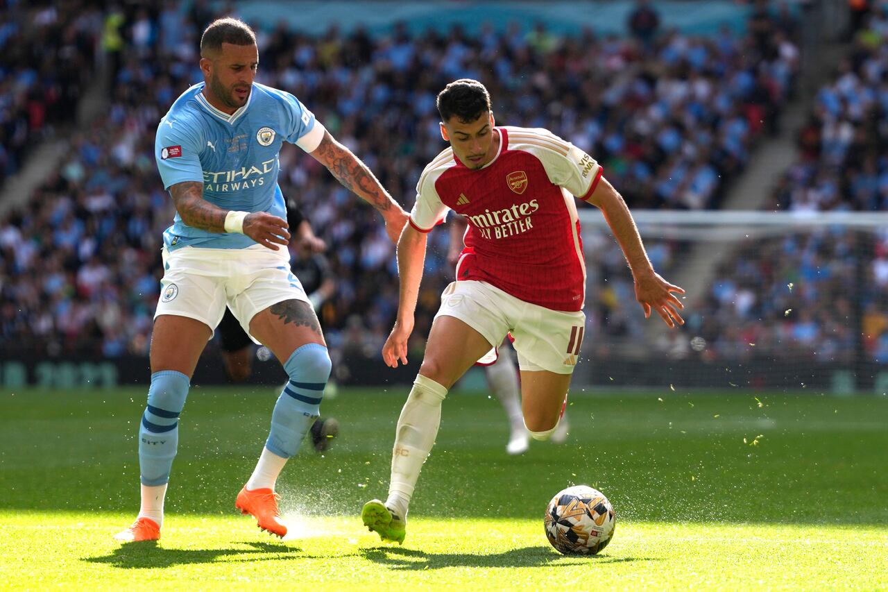 Manchester City's Kyle Walker, left, challenges for the ball with Arsenal's Gabriel Martinelli during the English FA Community Shield final soccer match between Arsenal and Manchester City at Wembley Stadium in London, Sunday, Aug. 6, 2023. (AP Photo/Kirsty Wigglesworth)