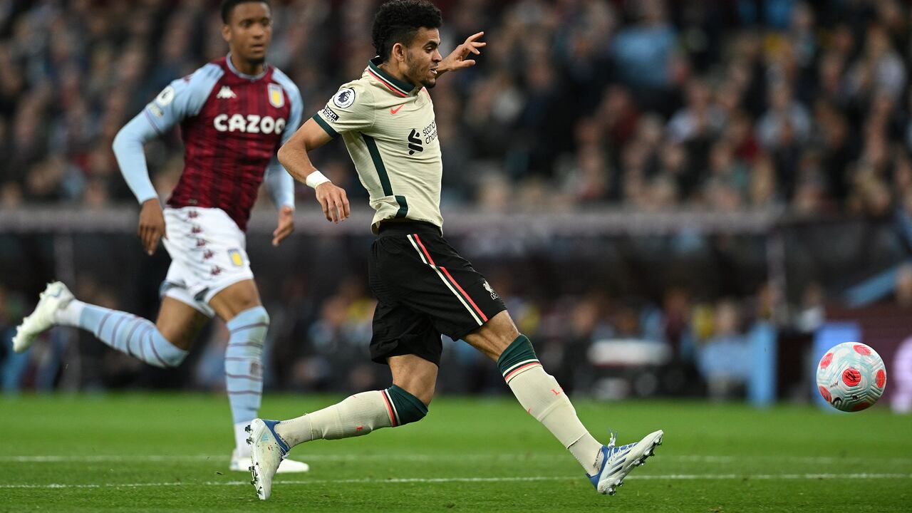 Un hincha se molestó con Luis Díaz por hace una jugada de lujo antes del partido contra el Aston Villa