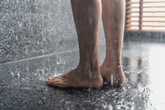 La comunidad médica advierte sobre los efectos perjudiciales de orinar en la ducha, respaldada por evidencia empírica y experiencias clínicas.