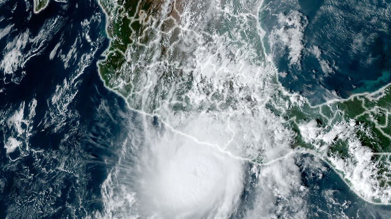 El huracán Otis el 24 de octubre de 2023 se fortaleció hasta convertirse en una gran tormenta de categoría 3 mientras se dirigía hacia la costa del Pacífico sur de México, dijo el Centro Nacional de Huracanes (NHC) de Estados Unidos.