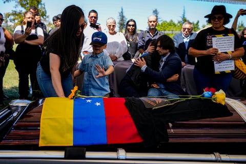 La viuda, el hijo y la hermana del ex militar disidente venezolano Roland Ojeda, lo entierran en el Cementerio de Canaán en Santiago, Chile, el 8 de marzo de 2024, luego de que fuera secuestrado y su cuerpo fuera encontrado enterrado en las afueras de la capital.