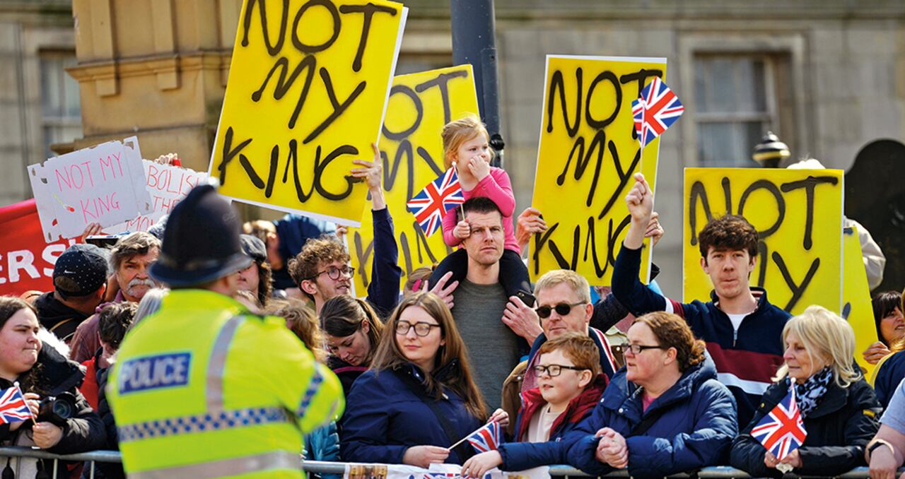 Protestas en contra de la monarquía de Carlos en la ciudad de Liverpool, Reino Unido.