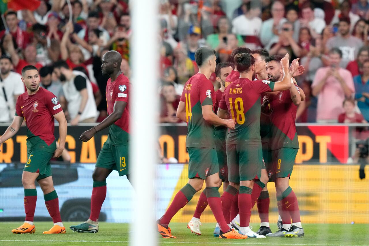 Jugadores de Portugal celebrando en partido contra Bosnia.