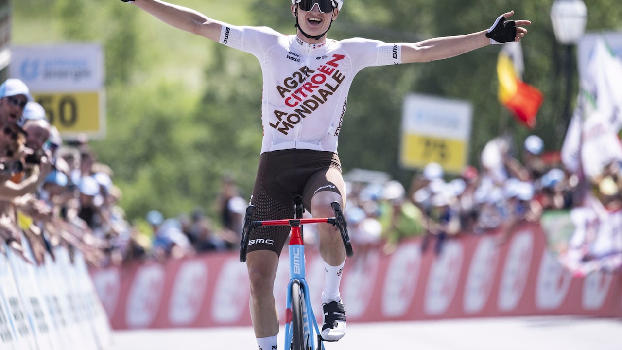 Felix Gall de Austria del equipo AG2R Citroen cruza la línea de meta para ganar la cuarta etapa, una carrera de 153 km desde Monthey hasta Leukerbad, en la carrera ciclista 86 Tour de Suisse UCI World Tour, el miércoles 14 de junio de 2023. (Gian Ehrenzeller /Keystone a través de AP)