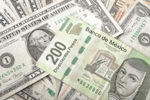 Dólares y pesos mexicanos, billetes variados. Imagen de referencia.