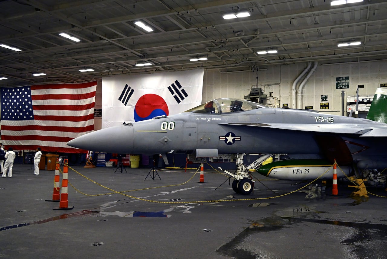 Un avión de combate F-18 se encuentra en el hangar del Theodore Roosevelt (CVN 71), un portaaviones de propulsión nuclear, anclado en la Base Naval de Busan, Corea del Sur, el sábado 22 de junio de 2024.