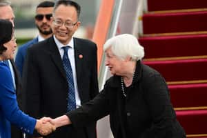 La secretaria del Tesoro de Estados Unidos, Janet Yellen, llegó el jueves a Pekín para una visita de cuatro días a China con el objetivo de estabilizar la relación económica entre las dos potencias mundiales. (Photo by Pedro PARDO / POOL / AFP)