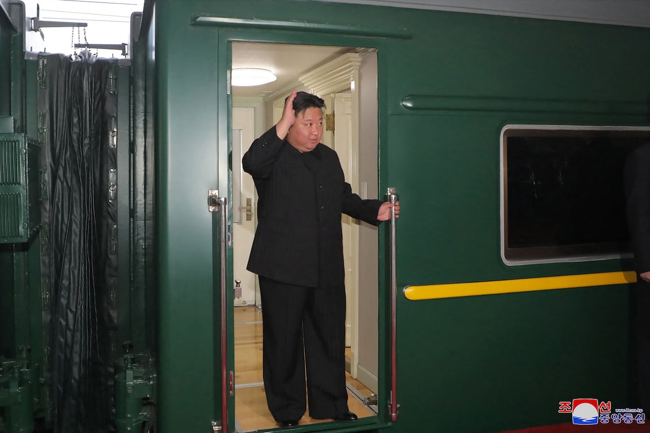 El líder de Corea del Norte, Kim Jong Un, se dirigía a Rusia en un tren blindado para reunirse con el presidente Vladimir Putin, informaron los medios estatales el 12 de septiembre, y las discusiones cara a cara se centraron potencialmente en la venta de armas. (Foto de KCNA VIA KNS / AFP) / Corea del Sur FUERA / REPÚBLICA DE COREA FUERA
---NOTA DEL EDITOR--- RESTRINGIDO AL USO EDITORIAL - CRÉDITO OBLIGATORIO "AFP PHOTO/KCNA VIA KNS" - SIN MARKETING SIN CAMPAÑAS PUBLICITARIAS - DISTRIBUIDO COMO SERVICIO A CLIENTES / ESTA IMAGEN FUE PUESTA A DISPOSICIÓN POR UN TERCERO. La AFP NO PUEDE VERIFICAR DE FORMA INDEPENDIENTE LA AUTENTICIDAD, UBICACIÓN, FECHA Y CONTENIDO DE ESTA IMAGEN --- /