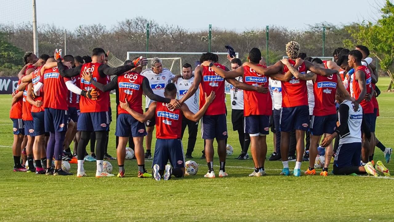 El plantel del Junior en sesión de entrenamiento