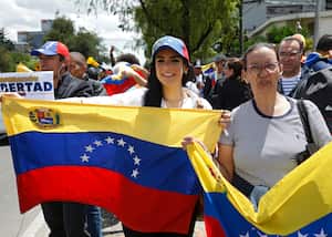 Ciudadanos venezolanos se reúnen frente al consulado de Venezuela ubicado en el norte de Bogotá para enviar un mensaje de apoyo "operación libertad" 
Abril 30 2019
Foto Guillermo Torres Reina / Semana