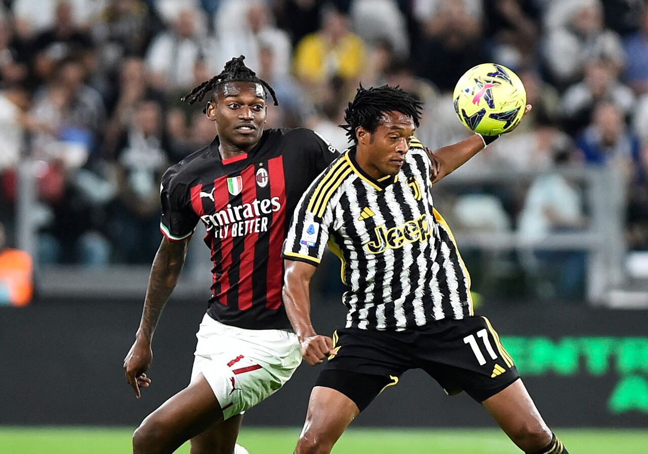 Juan Cuadrado de Juventus en acción con Rafael Leao