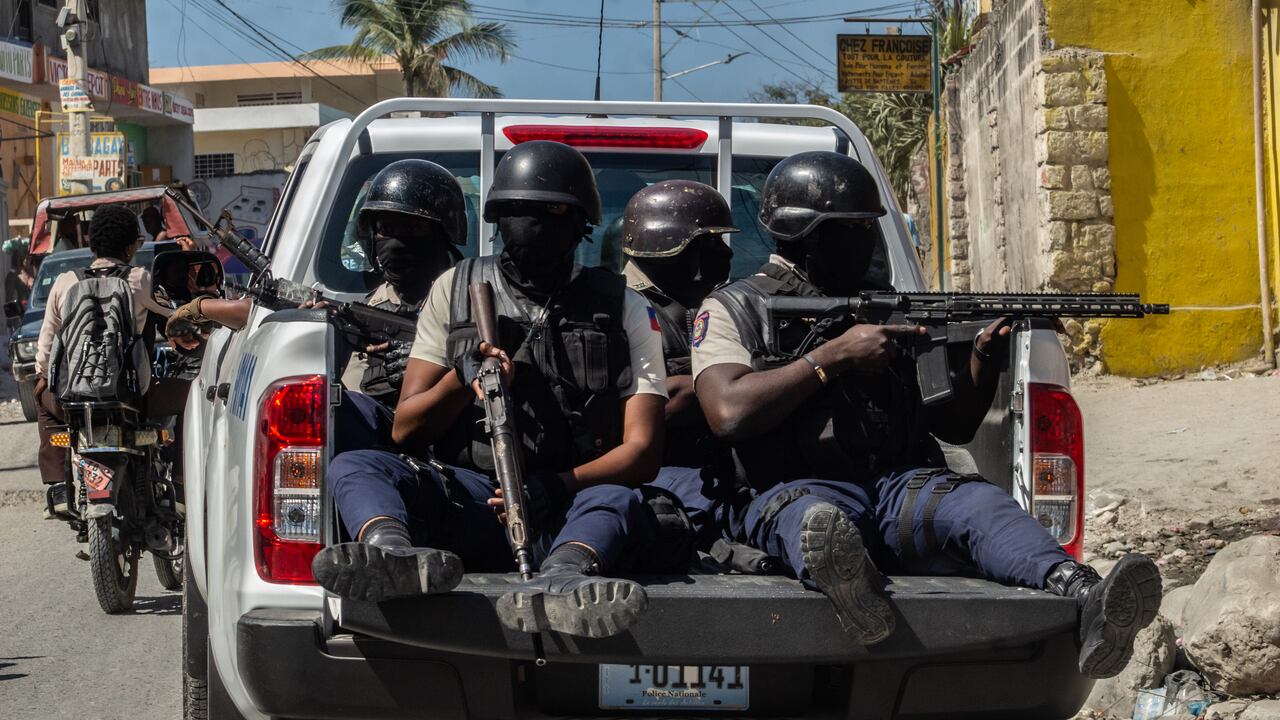 La policía en Haití hace guardia tras el asesinato de 3 oficiales en Puerto Príncipe