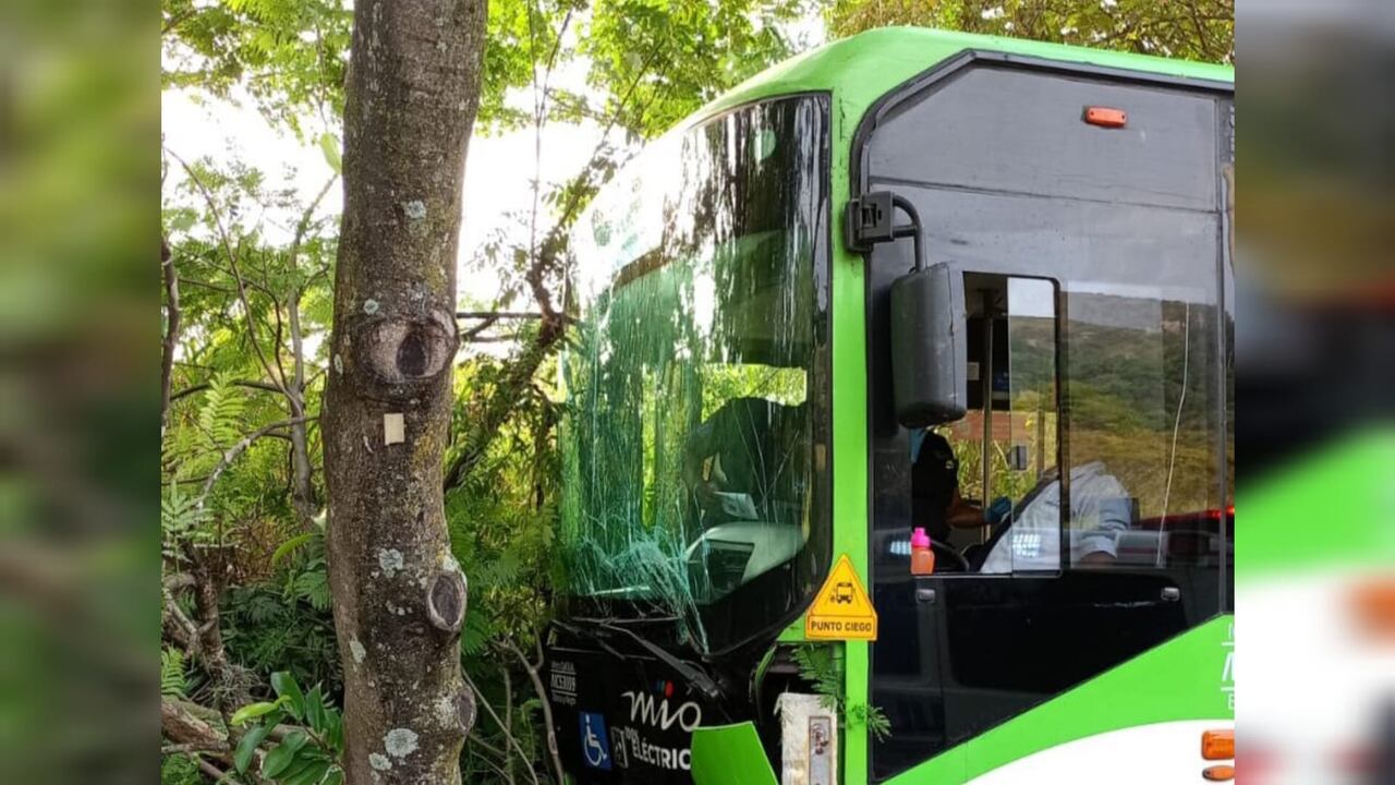 Un bus alimentador del MIO se estrelló contra un árbol en el sur de Cali.