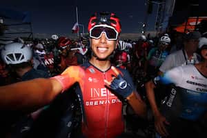 Egan Bernal se toma una selfie antes de tomar la partida en una etapa de la Vuelta a San Juan en Argentina