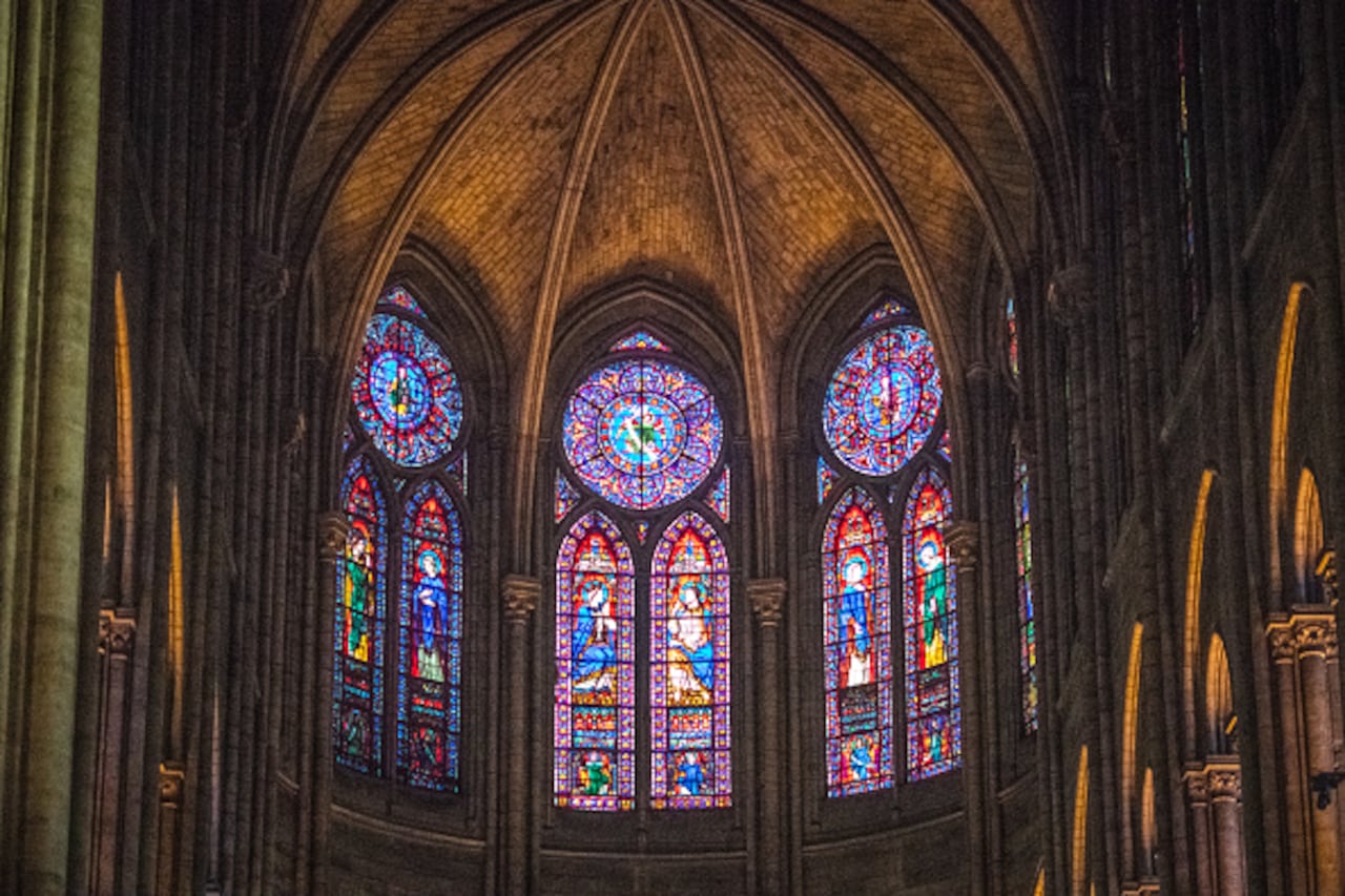 Interior de la catedral de Notre Dame, una de las piezas arquitectónicas más importantes en París, Francia.