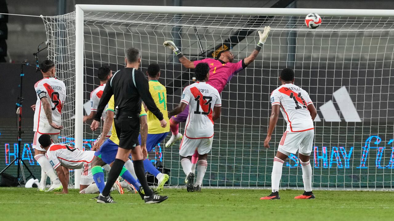 Marquinhos de Brasil anota el primer gol de su equipo contra Perú durante un partido de fútbol de clasificación para la Copa Mundial de la FIFA 2026 en el Estadio Nacional de Lima, Perú, el martes 12 de septiembre de 2023. (Foto AP/Guadalupe Pardo)