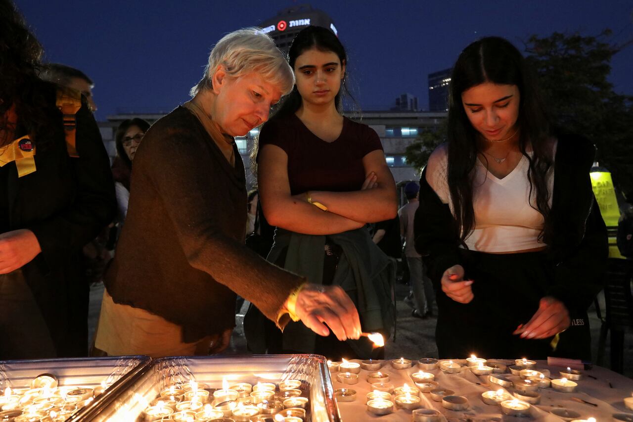 Violet Turgeman, de Ramat Gan, enciende una vela, después de que la tregua entre Israel y Hamás comenzara hoy, en Tel Aviv, Israel, el 24 de noviembre de 2023.