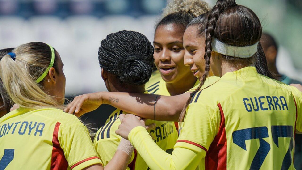 Las jugadoras de la Selección Colombia festejando el tanto de Linda Caicedo ante Nigeria