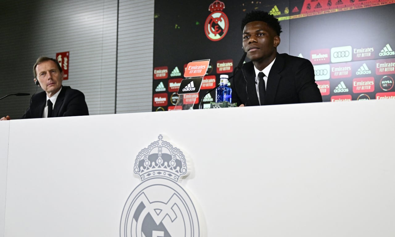 French midfielder Aurelien Tchouameni (R) he addresses a press conference during his official presentation as new player of Real Madrid CF at the Ciudad Real Madrid in Valdebebas, on the outskirts of Madrid, on June 14, 2022.
AFP/JAVIER SORIANO