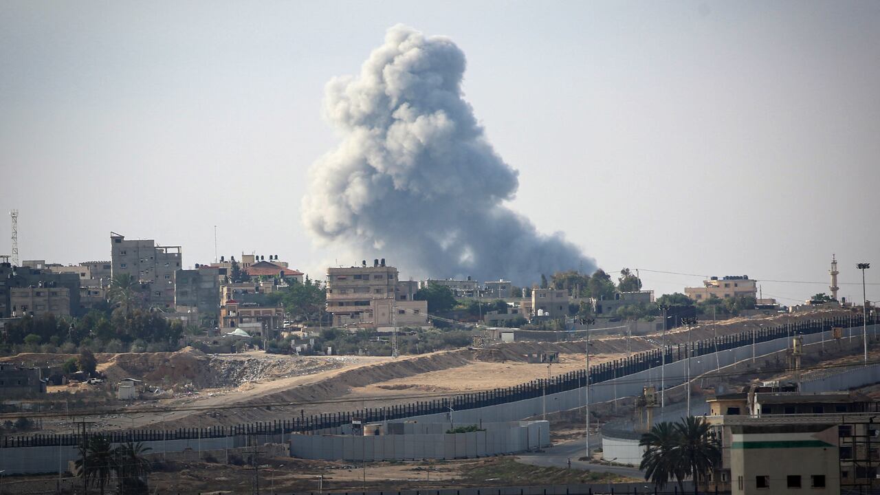 En varias zonas de la Franja de Gaza solamente se pueden ver cortinas de humo, debido a los bombardeos israelíes.