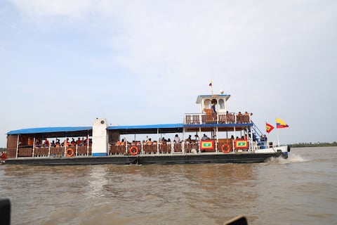 Embarcaciones sobre el río Magdalena.